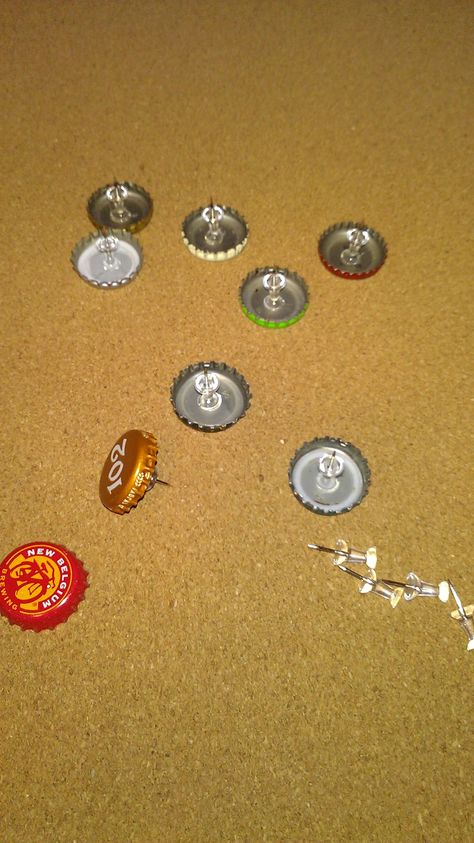 What To Do With Beer Bottle Caps, How To Make Pins Out Of Bottle Caps, Diy Beer Bottle Cap Crafts, Beer Cap Projects, Beer Crafts, Diy Bottle Cap Crafts, Beer Cap Art, Bottle Top Crafts, Bottle Cap Projects