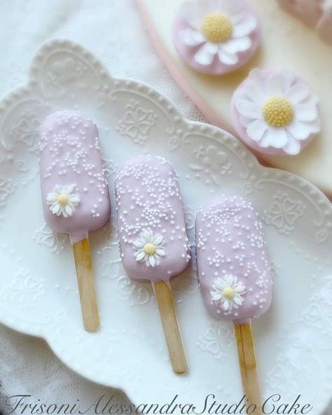 Daisy Themed Cakesicles, Flower Theme Desserts, Daisy Cakesicles, Flower Cakesicles, Daisy Cake Pops, Cake Sicles, Flower Cake Pops, 1st Bday Cake, Mothers Day Chocolates