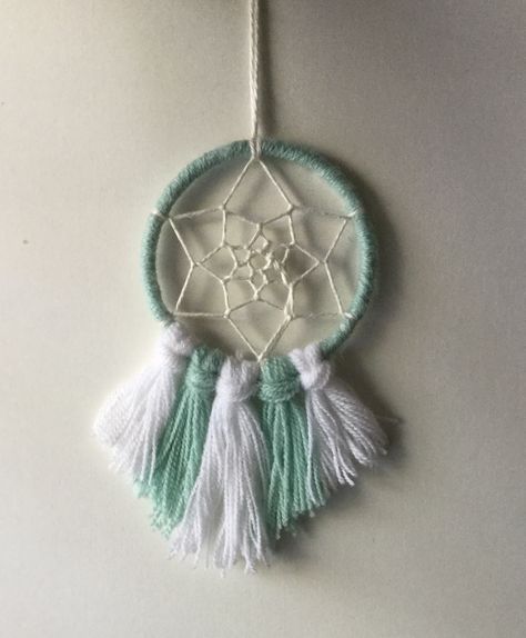 Mini dream catcher Macrame Dream Catcher Keychain, Diy Mini Dream Catcher, Small Dream Catcher Diy, Mini Dream Catcher Macrame, Dream Catcher Designs Pattern, Yarn Dream Catcher, Dream Catcher Step By Step, Dream Catcher Embroidery, Dream Catcher Ideas