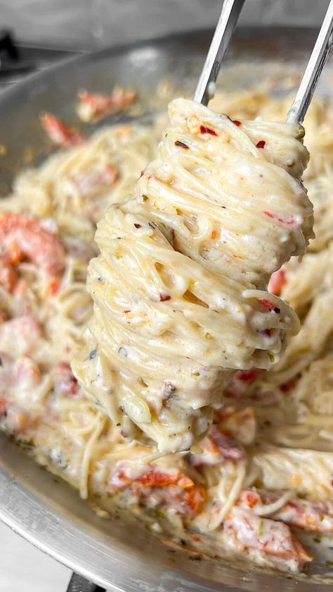 Full of garlic, tangy sun-dried tomatoes, delicate angel hair pasta, parmesan, and a little butter for decadence, you’ll adore this comforting one-pan pasta. What’s even better is that it’s not overly indulgent.  #PastaLovers #OnePanMeals #GarlicPasta #SunDriedTomatoes #ComfortFood #AngelHairPasta #EasyRecipes Recipe With Angel Hair Pasta, One Pan Sun Dried Tomato Pasta, One Pan Shrimp Pasta, Bad Batch Baking, Pasta Recipes With Tomatoes, Pasta With Sun Dried Tomatoes Recipes, Sun Dried Tomato Recipes Healthy, Angel Hair Pasta Bake, One Pan Pasta Recipes