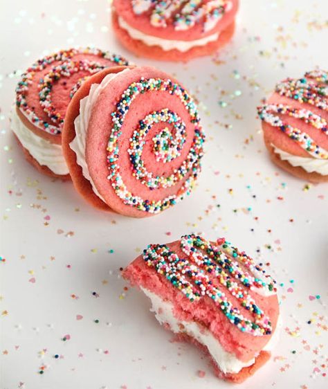 Strawberry Whoopie Pies, Whoopie Pie Recipe, Whoopie Pie, Shower Desserts, Baby Shower Desserts, Pretty Dessert, Whoopie Pies, Köstliche Desserts, Cupcake Cake