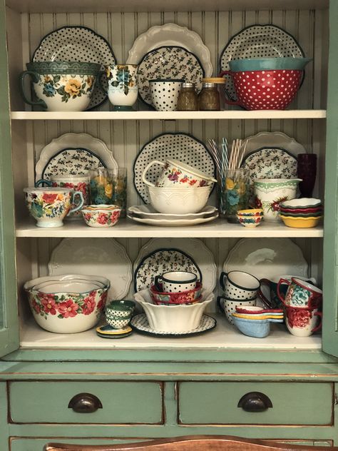 Pioneer Woman Collection, Pioneer Woman Display Ideas, Primitive House Decor, Dining Room Hutch Decor, Bookshelf Styling Living Room, Pioneer Kitchen, Homey Touches, Pioneer Woman Dishes, Pioneer Woman Kitchen Decor