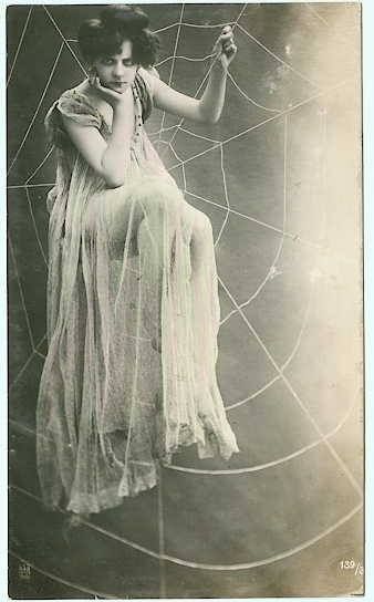 Spider woman. Halloween Photos, Photo Vintage, Vintage Portraits, Album Design, Samhain, White Photo, Vintage Photographs, Up Girl, Vintage Beauty