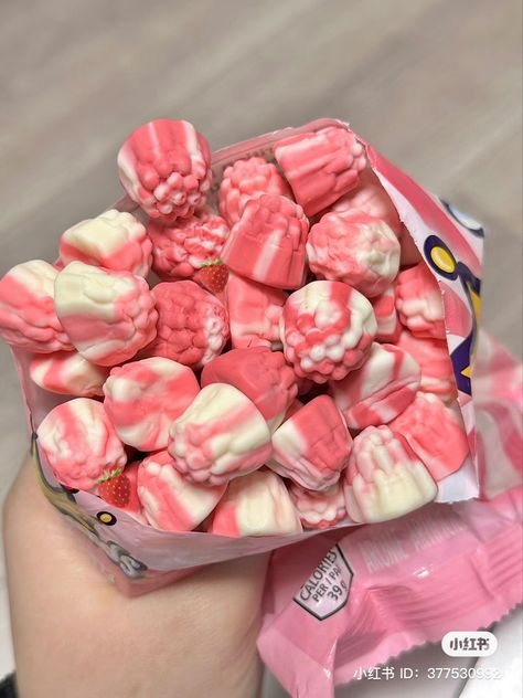 #douyin#ulzzang#korean#chinese#cute#aesthetic Chinese Candy, I Want Food, Pastel Cupcakes, Korean Snacks, Kawaii Cooking, Junk Food Snacks, Cute Snacks, Food Drinks Dessert, Buffet Food