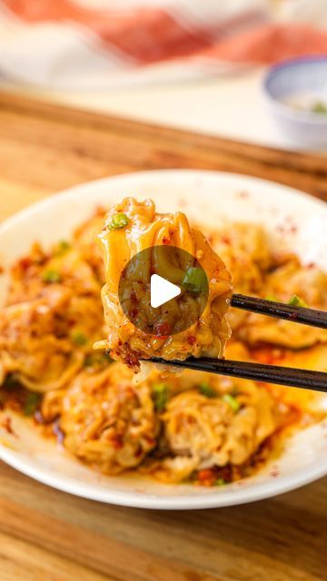 Christian Ou on Instagram: "Quickest way to fold wontons - using a tongue depressor! Spicy Wontons are like the fiery and spicy younger sibling of dumplings, packed with savory meat and drenched in bold and delicious sauce. I used to make hundreds of wontons everyday using this hack my mom taught me! I love making wontons because it is so easy and they can be stored in the freezer, ready to go whenever you are hungry!  Note: This recipe makes about 40-50 wontons. Ingredients: 1 pack wonton wrapper  200g ground pork 1 tbsp soy sauce 1 tbsp sesame oil 2 tsp ginger, finely grated 3 clove garlic, minced 1 green onion, chopped 1/4 tsp salt 1/4 tsp white pepper  1 large egg Chili Oil (store bought or homemade)  Homemade chili oil recipe: 2 tbsp soy sauce 1 tbsp black vinegar 1/2 tbsp chili flake Wonton Chili Sauce, Ground Pork Wonton Recipes, Wonton Stir Fry, Making Wontons, Wonton With Chili Oil, Spicy Wonton Sauce Chili Oil, Wonton Filling, Spicy Wontons, Chili Oil Sauce