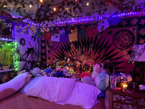 Maximalism Bedrooms, Psychadelic Room Aesthetic, Sesh Room, Hippie Room Aesthetic, Maximalism Aesthetic, Vintage Boho Bedroom, Grunge Aesthetic Room, Graffiti Room, Hippie Bedroom Decor