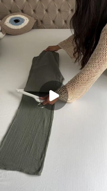 Home organization&decor ideas on Instagram: "Trousers hanging technique 👖 
Credit @interior_by_canik
.
#folding #foldinghacks #foldingclothes #foldingtutorial #foldingtips #foldingtowels #konmarifolding #towel #towels #towelfolding
#closetorganization #closetorganizado #closetorganizer #closetorganizing #closetdesign #organizedcloset #dresserorganization #closetgoals #drawer #drawerorganization #closets #closet
#dressingroom" How To Fold Trousers, Fold Trousers, Konmari Folding, Folding Towels, Folding Techniques, Clothes Hanging, Dresser Organization, Organization Decor, Closet Goals