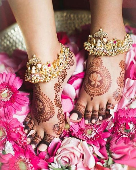 Anklets Indian, Bridal Anklet, Bridal Jewellery Inspiration, Legs Mehndi Design, Latest Bridal Mehndi Designs, Anklet Designs, Bridal Mehendi Designs, Ankle Jewelry, Henna Tattoos