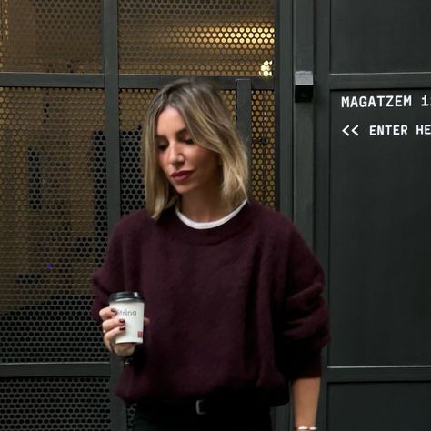 Julie Lellouche on Instagram: "OK for a comfy & oversized jumper but in a chic way: this is how I styled my burgundy pieces this week 🍒yes or no? save for inspo. Links in story & highlight “October” on my profile." Burgundy Pullover Outfit, Plum Sweater Outfit, Burgundy Jumper Outfit, Burgundy Sweater Outfit, Burgundy Jumper, Plum Sweater, Pullovers Outfit, Jumper Outfit, Pullover Outfit