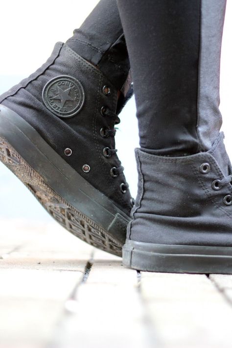 ;-) All black converse Allstars Converse 2020, Aesthetic Converse, All Black Converse, Converse Style Women, Shoes Aesthetic, Diesel Punk, Minnetonka Moccasins, All Stars Converse, Moccasins Mens