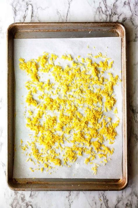 Dried Lemon Peel is easy to make at home without the need for a dehydrator or even an oven. Dehydrated Lemon Peel, Flavored Salts Recipes, Herb Salt Recipe, Dried Lemon Zest, Lemon Water Health Benefits, Infused Salt, Dried Lemon Peel, Lemon Juice Benefits, Hot Lemon Water