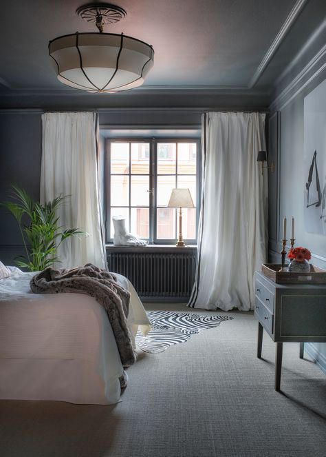 Väggar, tak och lister, ja, även elementet är målat i färgen Down pipe från Farrow & Ball. På den heltäckande sisalmattan, från Sicoma via Tretow deco, ligger en zebramönstrad matta från Zara home. De svartvita ränderna tas upp i de generösa gardinerna från Mimou. Lampa i fönstret från Oscar & Clothilde, byrå, Day home. Black Marble Bathroom, Future Apartment, Paint Colors For Living Room, Master Bedding, Apartment Interior, Bedroom Inspirations, Home Bedroom, Apartment Decor, Bedroom Design