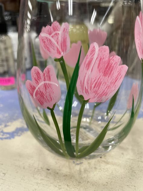 Flower Glass Painting, Glass Vase Painting Ideas, Jar Painting Ideas Cute Easy Flower, Wine Glass Painting Ideas Flowers, Wine Glass Flower Painting, Toples Kaca, Glass Jar Painting Ideas Cute Flower, Hand Painted Wine Glasses Diy, Diy Wine Glasses Painted