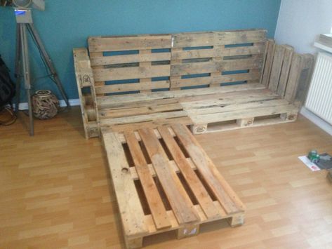 Pallet Chaise Lounge Diy, Diy Boho Couch, Diy L Shaped Couch, Pallet Sofa Indoor, Pallet Couch Diy Indoor, Furniture Store Interior, Floor Seating Living Room, Diy Pallet Couch, Beautiful Bedrooms Master