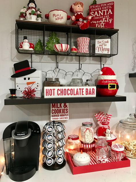 Hot Coa Coa Bar Christmas, Coco Bar Christmas, Hot Coco Bar Idea Christmas, Christmas Cocoa Bar Ideas, Hot Cocoa Bar For Kids, Kitchen Counter Christmas Decor Ideas, Hot Cocoa Bar Ideas Christmas, Coffee Bar Christmas Decor, Cocoa Bar Station