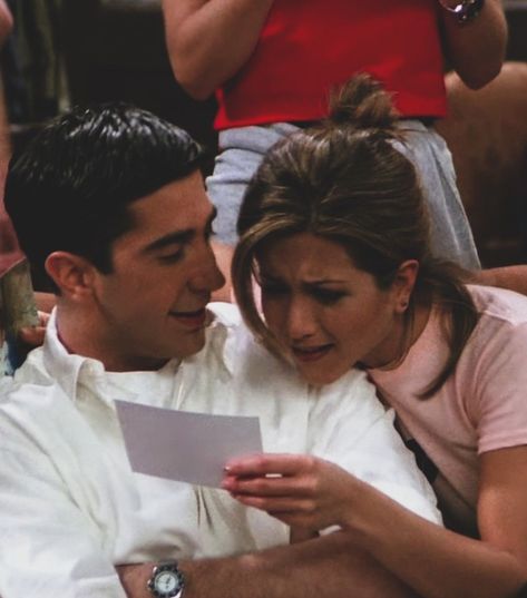 Ross ✘ Rachel 🥹 - #friends #friendstv #friendstvshow #rossgeller #rachelgreen #jenniferaniston #davidschwimmer Ross Friends, Ross And Rachel, David Schwimmer, Ross Geller, Rachel Green, Friends Tv Show, Friends Tv, Jennifer Aniston, Couple Photos