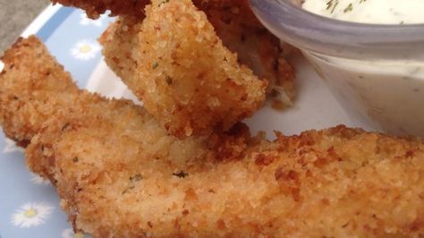 Deep-fried halibut coated with panko bread crumbs makes for fantastic, quick and easy fish and chips! Fried Halibut, Fried Fish Batter, Breaded Fish Recipe, Halibut Recipe, Fish Breading, Deep Fried Fish, Best Fish And Chips, Halibut Recipes, Batter Recipe