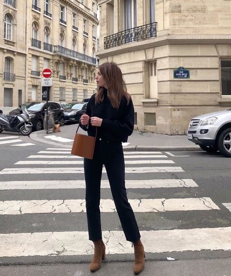 Minimal Streetstyle on Instagram: “By @solenelara” Mode Dope, Chique Outfit, Looks Jeans, French Girl Style, Jane Birkin, Cooler Look, Looks Street Style, Looks Black, Business Outfit