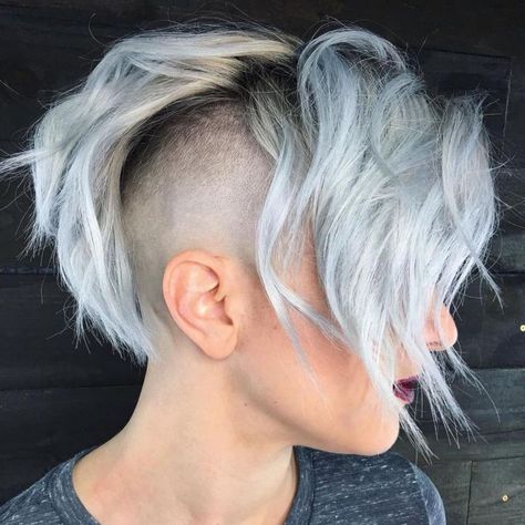 Half Shaved Silver Bob Best Undercut Hairstyles, Shaved Hair Women, Undercut Hairstyles Women, Long Hair Care, Half Shaved Hair, Half Shaved, Long Hair Tips, Carmen Electra, Oval Face Hairstyles