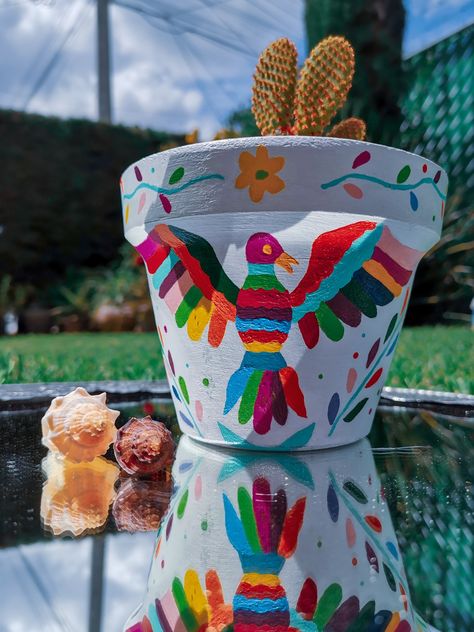 Diy Mexican Decor Parties Decorations, Mexican Plant Pots, Mexican Pots For Plants, Paint Pots Ideas, Mexican Planters, Diy Mexican Decor, Patio Mexicano, Mexican Pots, Mexican Flower Pots