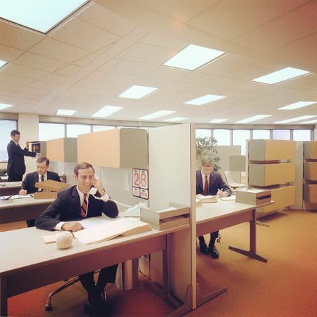 Plus some gorgeous mid-century modern homes, all from the furniture giant’s addictive Instagram account. 50s Office, Shuffle Art, 60s Office, 1960s Office, 70s Office, 80s Office, Herman Miller Office, Retro Office Decor, Mid Century Office