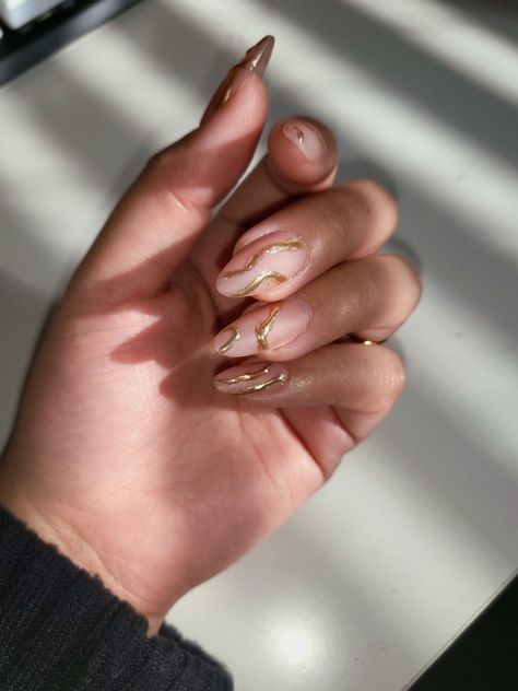 Nails gold chrome nude matte Gold Lining Nails, Almond Nail Gold Design, Gold Detail Acrylic Nails, Almond Nails Stripes, Natural Nails With Gold Line, Gold Drop Nails, Metallic Gold Nails Almond, White Chrome With Gold Nails, Chrome Nails Designs Gold