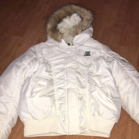 White Jacket Y2k, 2000s Winter Jacket, 2000s Jacket, White Winter Jacket, Mcbling Fashion, Y2k Winter, 2000s Clothes, Warm Winter Jackets, 2000s Fashion Outfits