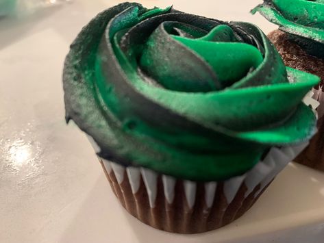 Choc cupcakes - black frosting is choc buttercream. Green is vanilla buttercream Green White And Black Cupcakes, Black And Green Cupcakes, Choc Cupcakes, Iced Cupcakes, Football Event, Black Frosting, Black Cupcakes, Green Cupcakes, Black Ice