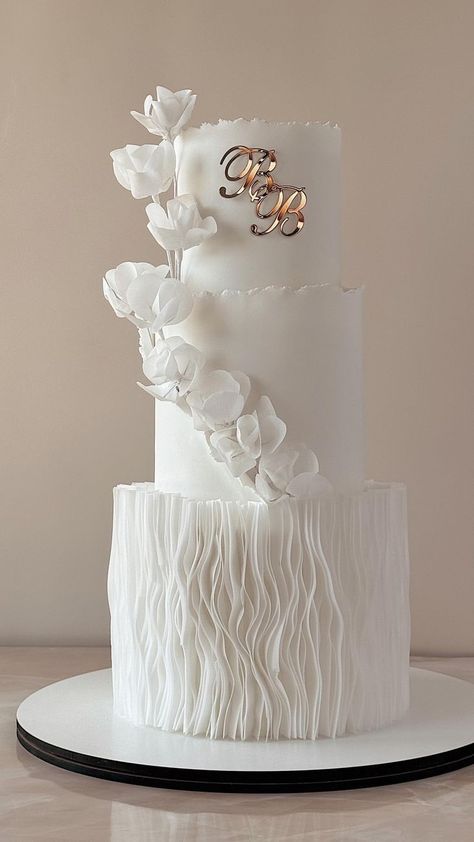 Wedding Cake 2024, Classy Wedding Cakes, Cube Cake, Wedding Cakes Elegant, Brides Cake, Elegant Modern Wedding, Dream Wedding Cake, Wedding Gifts Packaging