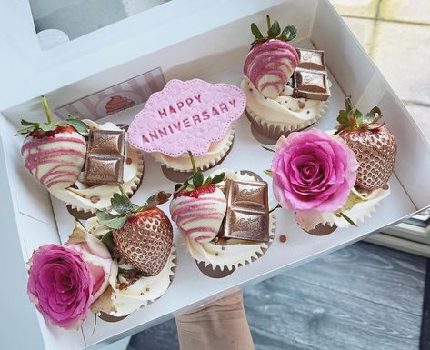 Happy Anniversary Cupcakes, Anniversary Cupcake Ideas, Luxury Desserts, Anniversary Cupcakes, Cupcake Queen, Cupcake Gift, Small Cakes, Anniversary Pictures, Cute Date Ideas