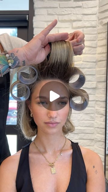 Short Hair With Rollers Hairstyles, Hair Roller Patterns Short Hair, How To Curl Short Hair With Rollers, Blowout Volume Hair, Hot Rollers Short Hair Tutorial, Short Hair Volume Hacks, Large Rollers For Volume, Blow Dry Brush Short Hair, How To Put Rollers In Short Hair