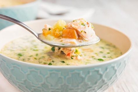 This slow cooker salmon chowder is bright and vibrant with lime and chilli and is insanely easy to cook! Easy Meatless Meals, Salmon Chowder Recipe, Slow Cooker Soup Recipes, Slow Cooker Salmon, Slower Cooker, Salmon Chowder, Minestrone Soup Recipe, Summer Soup, Winter Dishes