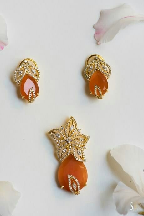 Ruby Jewelry Necklaces, Gold Jewelry Outfits, Gold Earrings Models, Pendant Sets, Modern Gold Jewelry, Lucky Jewelry, Indian Jewellery Design Earrings, Gold Pendant Jewelry, Floral Studs