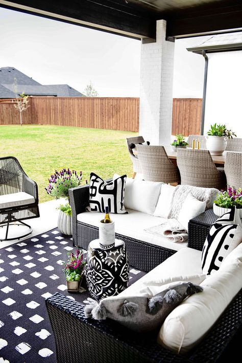 Black And White Patio, Broadmoor House, Black Patio Furniture, White Outdoor Furniture, White Patio, Cozy Patio, Patio Inspiration, White Upholstery, Outside Living