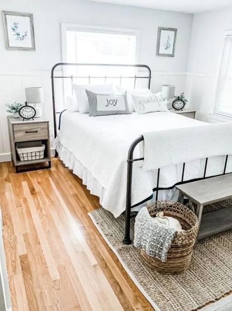 35 DIY Country Bedroom Decorating Ideas for the Foot of the Bed Small Farmhouse Apartment Ideas, Tranquil Small Bedroom Ideas, Wrought Iron Beds Bedroom, 10x10 Guest Bedroom, Simple Guest Bedroom Ideas Small, Pretty Guest Bedrooms, White And Natural Wood Bedroom, Cute Guest Bedroom Ideas, Wood Bed Frame Full