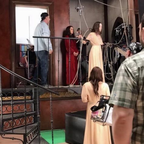 Haunting Of Hill House Behind The Scenes, The Haunting Of Hill House, House Cast, Carla Gugino, Wattpad Stories, House On A Hill, Horror Films, Horror Movies, Behind The Scenes