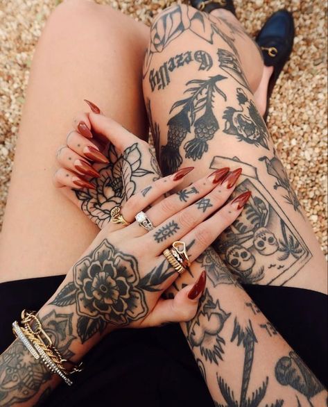 Traditional Tattoo Designs, Sun Fashion, Witchy Nails, Physical Appearance, Edgy Nails, Hair Skin Nails, American Traditional Tattoo, Fire Nails, Funky Nails