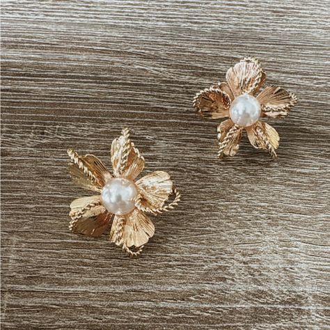 Bohemian Flower Stud Earrings In Gold Hardware New (Boutique Packaging) **Let Me Know If You Like To Bundle With Another Listing! **I Always Accept Reasonable Offers Cute Earrings Cute Jewelry Dainty Jewelry Summer Vacation Cute Outfits Trendy Jewelry Formal Jewelry Wedding Earrings Lovers Gift Holiday Gift Gift For Her Tags : Anthro Anthropologie Free People We The Free Zara Zara Jewelry Lili Pulitzer Kendra Scott 8 Other Reasons Lili Clasps For Love And Lemons Ettika Shashi Natalie B Jewelry F Bohemian Gold Flower Earrings, Nature-inspired Gold Flower Earrings, Formal Yellow Gold-plated Flower Earrings, Gold Pearl Flower-shaped Earrings, Elegant Yellow Gold Flower-shaped Pearl Earrings, Anthropologie Jewelry Earrings, Cherry Drop Earrings, Baublebar Earrings, Vintage Stud Earrings