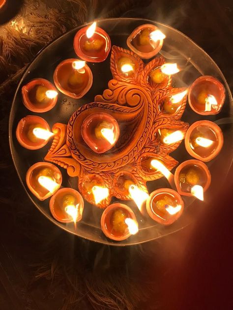 Deepavali Decorations, Ancient Oil Lamp, Shiva Mantra, Hindu Festival Of Lights, Happy Diwali Photos, Good Evening Messages, Ganesh Chaturthi Decoration, Pooja Decoration, Diwali Pictures