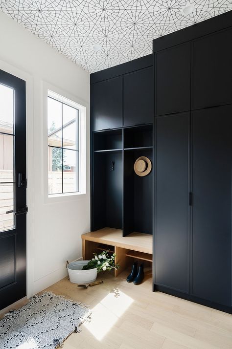 Modern Farmhouse Mudroom, Vstupná Hala, Farmhouse Mudroom, Mudroom Ideas, Mudroom Decor, Mudroom Laundry Room, Mud Room Storage, Wallpaper Ceiling, Mudroom Design