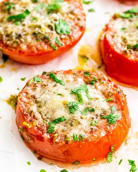 Baked Parmesan Tomatoes - This simple and cheesy snack is made with a few ingredients and 15 minutes. It's the last-minute side dish of your dreams! #parmesan #tomatoes #recipe Baked Tomato Recipes, Parmesan Tomatoes, Tomato Side Dishes, Baked Parmesan Tomatoes, Waldorf Salad Recipe, Tomato Snacks, Unique Appetizers, Cheesy Snack, Tomato Dishes