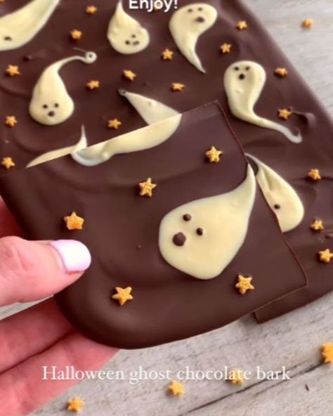 Meal Preparation on Instagram: "Halloween ghost chocolate bark 😍 by @fitwaffle

Here’s super fun and easy one to make for Halloween 🎃

Just melt dark or milk chocolate for the base, then dollop on blobs of melted white chocolate and drag a skewer through to create the ghosts 👻

All you need is:

300g dark or milk chocolate, melted
80g white chocolate, melted
Gold stars or Halloween sprinkles

Tin size: 9x13”

Enjoy!" Ghost Chocolate, Melted Gold, Melted White Chocolate, Halloween Sprinkles, Meal Preparation, Chocolate Bark, Recipe Videos, Halloween Ghost, Milk Chocolate