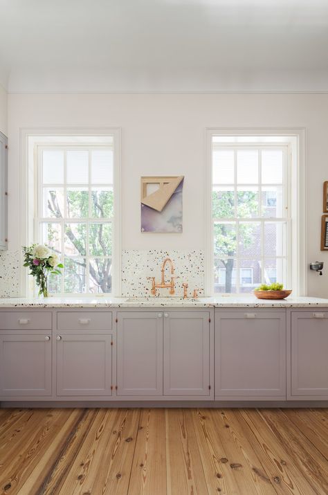 Photos from Before & After: A Historic Tribeca Townhouse Gets a Magical Makeover - Dwell Terrazzo Backsplash, Terrazzo Counter, Lilac Kitchen, Terrazzo Kitchen, Kitchen Credenza, Kitchen Cabinet Trends, Kitchen New York, New Kitchen Cabinets, Chic Spaces