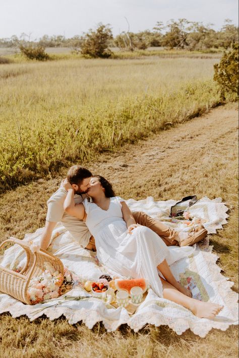 Photoshoot Low Country Picnic Shoot Enagement White Dress Vintage Picnic Photoshoot Couple, Couples Picnic Photoshoot, Engagement Photos Picnic, Picnic Engagement Shoot, Couples Picnic, Engagement Picnic, Fancy Picnic, Picnic Shoot, Photography Practice