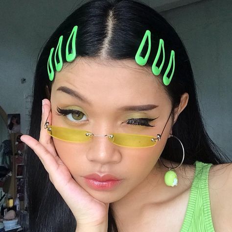 Mica Montes🇵🇭 on Instagram: “💚🦖buttercup vibin’🦖💚” Hair Clips Aesthetic, Make Up Diy, Hair Clips 90s, Festival Make Up, Y2k Makeup, Makeup Looks For Green Eyes, Clip Hairstyles, Beauty Make-up, 90s Hairstyles