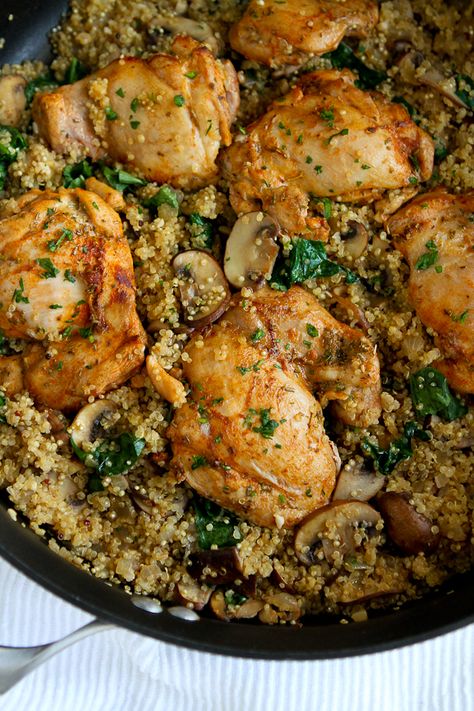 Chicken Quinoa Recipes, Quinoa Recipes Dinner, Spinach Recipes Healthy, Dinners Under 500 Calories, Spinach Healthy, Meals Under 500 Calories, Mushrooms And Spinach, Chicken Quinoa, Filling Dinner