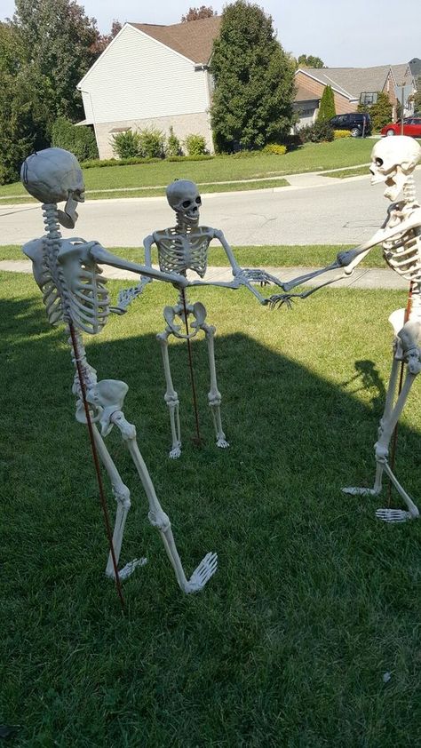 55+ Halloween Front Yard Decor Ideas That Will Give a Haunted Feel to Your House - Gravetics Front Yard Decor Ideas, Skeleton Decorations Outdoor, Halloween Front Yard, Skeletons For Halloween, Yard Decor Ideas, Outdoor Skeleton, Crazy Bones, Dekorasi Halloween, Halloween Lawn