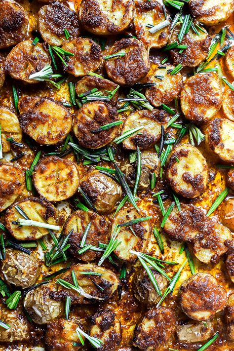 Top down close up view of air fryer garlic parmesan potatoes with fresh rosemary. Healthy Side Recipes, Thanksgiving Recipes Side Dishes Veggies, Potatoes Crispy, Air Fryer Garlic, Garlic Parmesan Potatoes, Rosemary Potatoes, Crispy Garlic, Garlic Recipe, Parmesan Potatoes