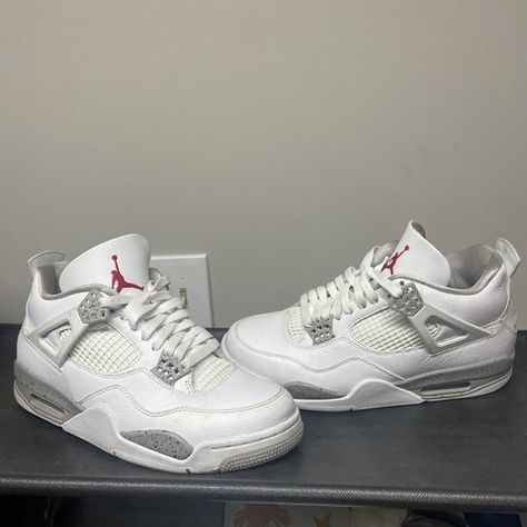 Jordan 4 Retro Mid White Oreo Pretty Sneakers, Nike Shoes Air Force, Nike Fashion Shoes, Jordan 4s, Pretty Shoes Sneakers, Jordan Shoes Retro, All Nike Shoes, Shoes Outfit Fashion, Shoes Jordan