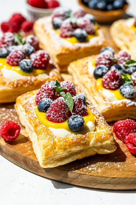 Mascarpone Puff Pastry, Easy Pastry Desserts, Easy Puff Pastry Desserts, Pies And Tacos, Easy Pastry, Cream Cheese Puffs, Puff Pastry Recipes Dessert, Cream Cheese Puff Pastry, Pastries Recipes Dessert